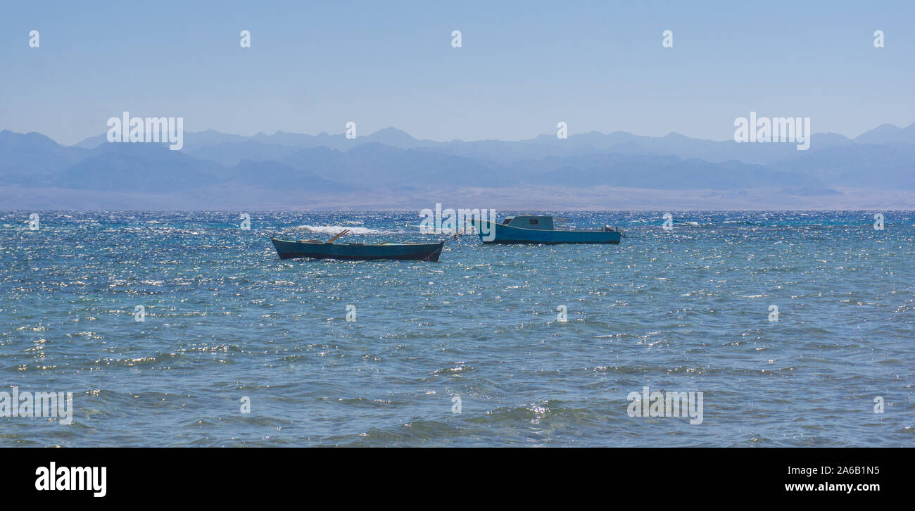 Boote auf dem kristallklaren Wasser des Roten Meeres in South Sinai, Ägypten. Stockfoto
