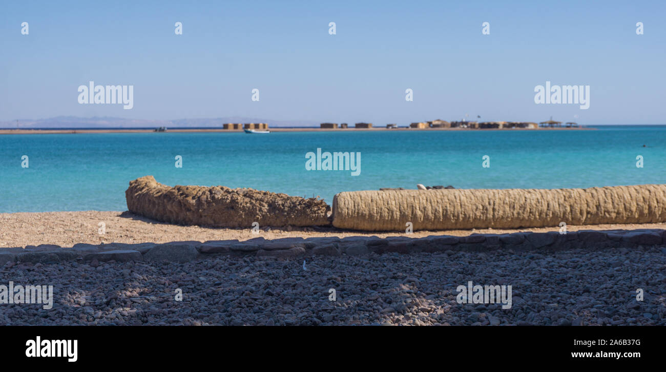 Sitzecke aus trockenen palm Protokolle in der Blue Lagoon in Dahab, South Sinai, Ägypten. Stockfoto