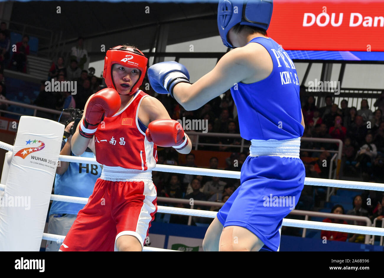 Wuhan, China. 25 Okt, 2019. Dou Dan (L) von China konkurriert mit Kim Jin Sohn der Demokratischen Volksrepublik Korea (DVRK) während der Frauen Welter (64-69 kg) Finale der Boxen an der 7 CISM Military World Games in Wuhan, der Hauptstadt von China, Okt. 25, 2019. Credit: Hu Huhu/Xinhua/Alamy leben Nachrichten Stockfoto