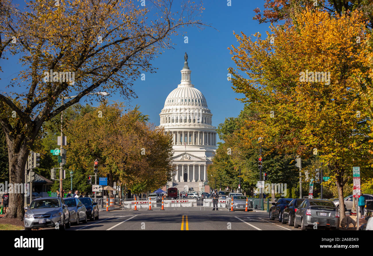 WASHINGTON, DC, USA - United States Capitol, siehe von East Capitol Street NE im Herbst. Stockfoto