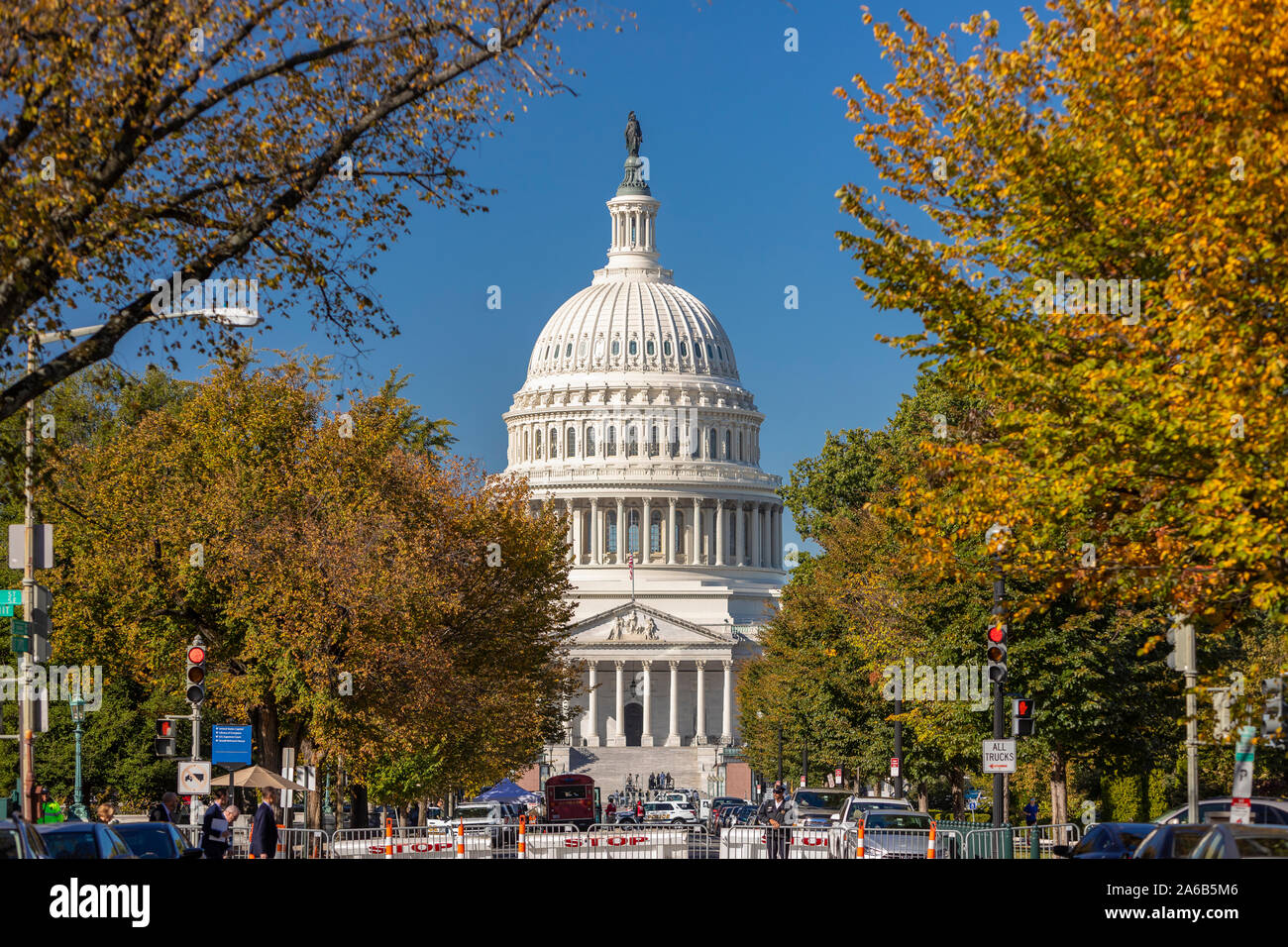 WASHINGTON, DC, USA - United States Capitol, siehe von East Capitol Street NE im Herbst. Stockfoto