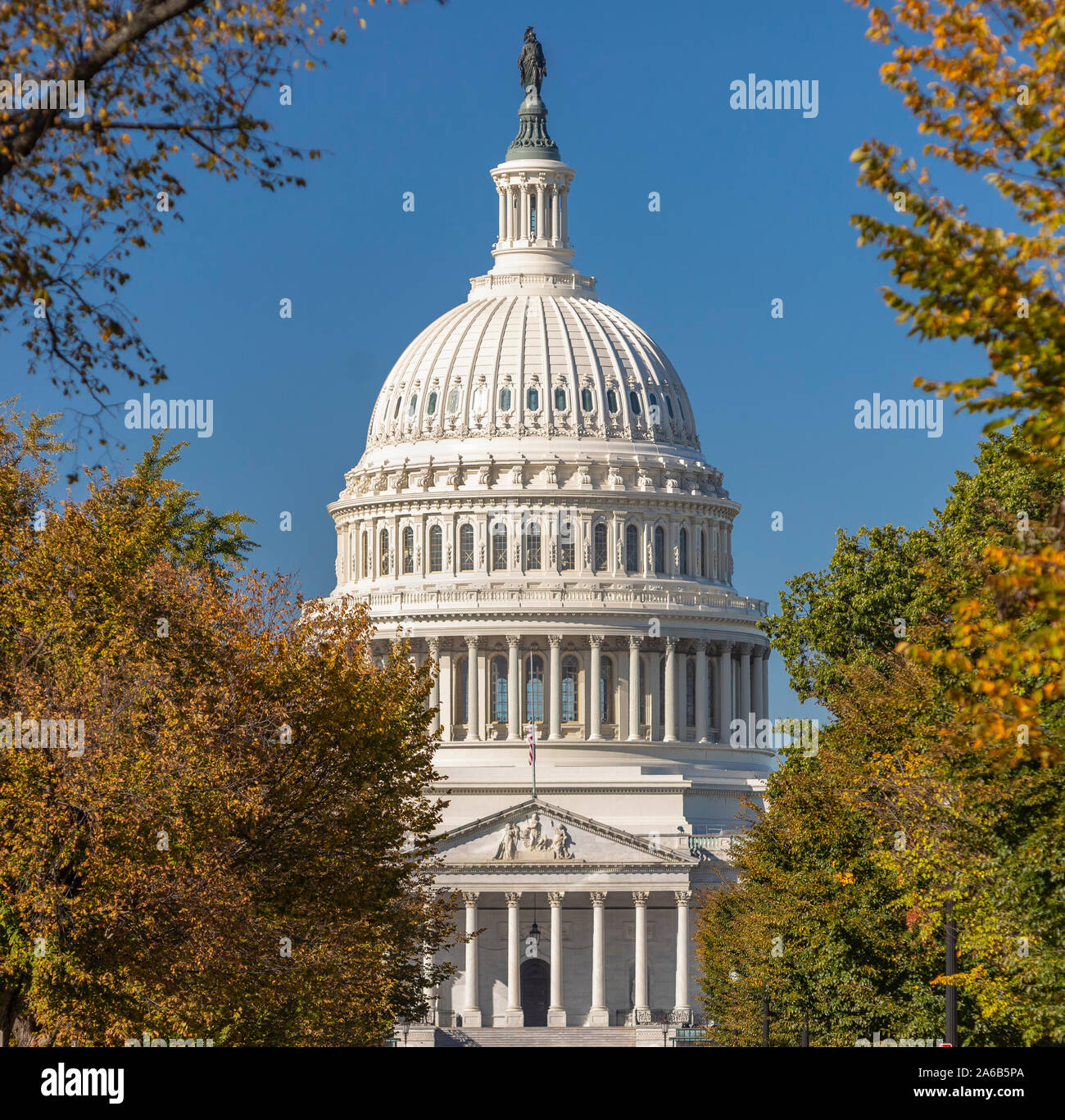 WASHINGTON, DC, USA - United States Capitol, siehe von East Capitol Street NE im Herbst. Stockfoto