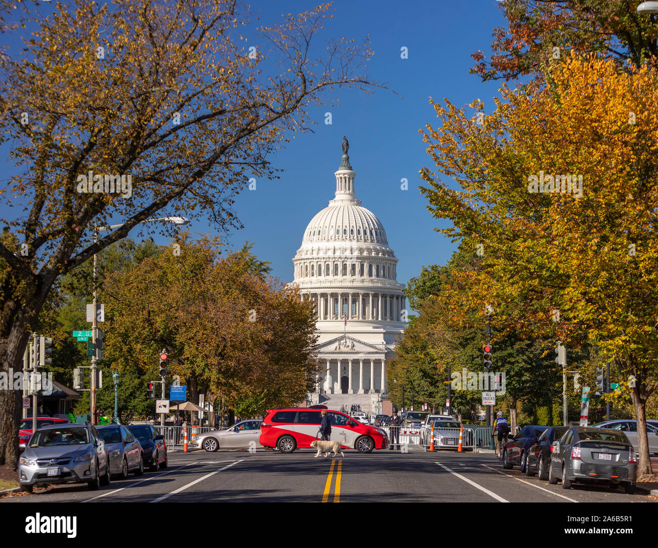 WASHINGTON, DC, USA - United States Capitol, siehe von East Capitol Street NE im Herbst. Stockfoto