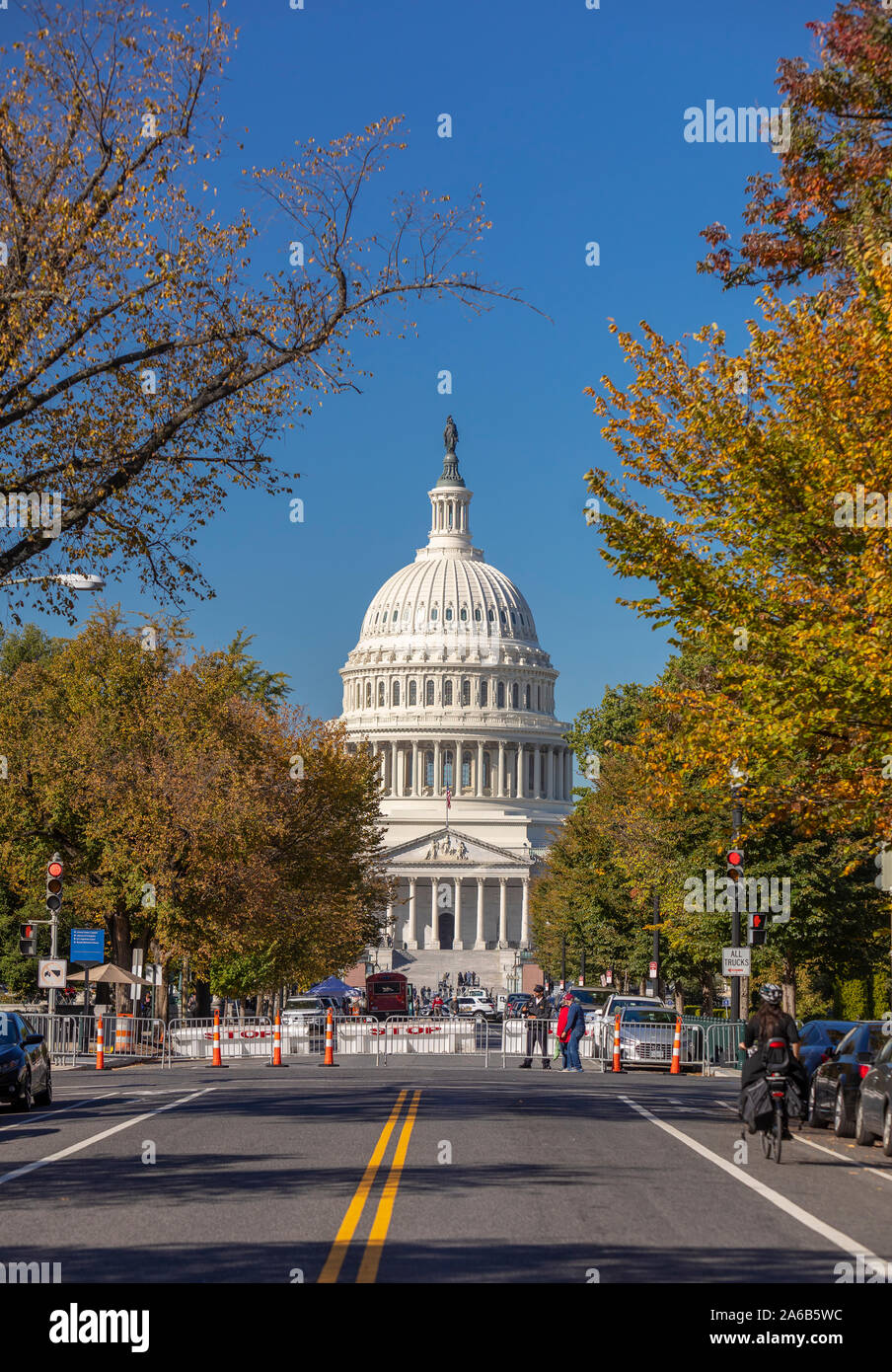 WASHINGTON, DC, USA - United States Capitol, siehe von East Capitol Street NE im Herbst. Stockfoto