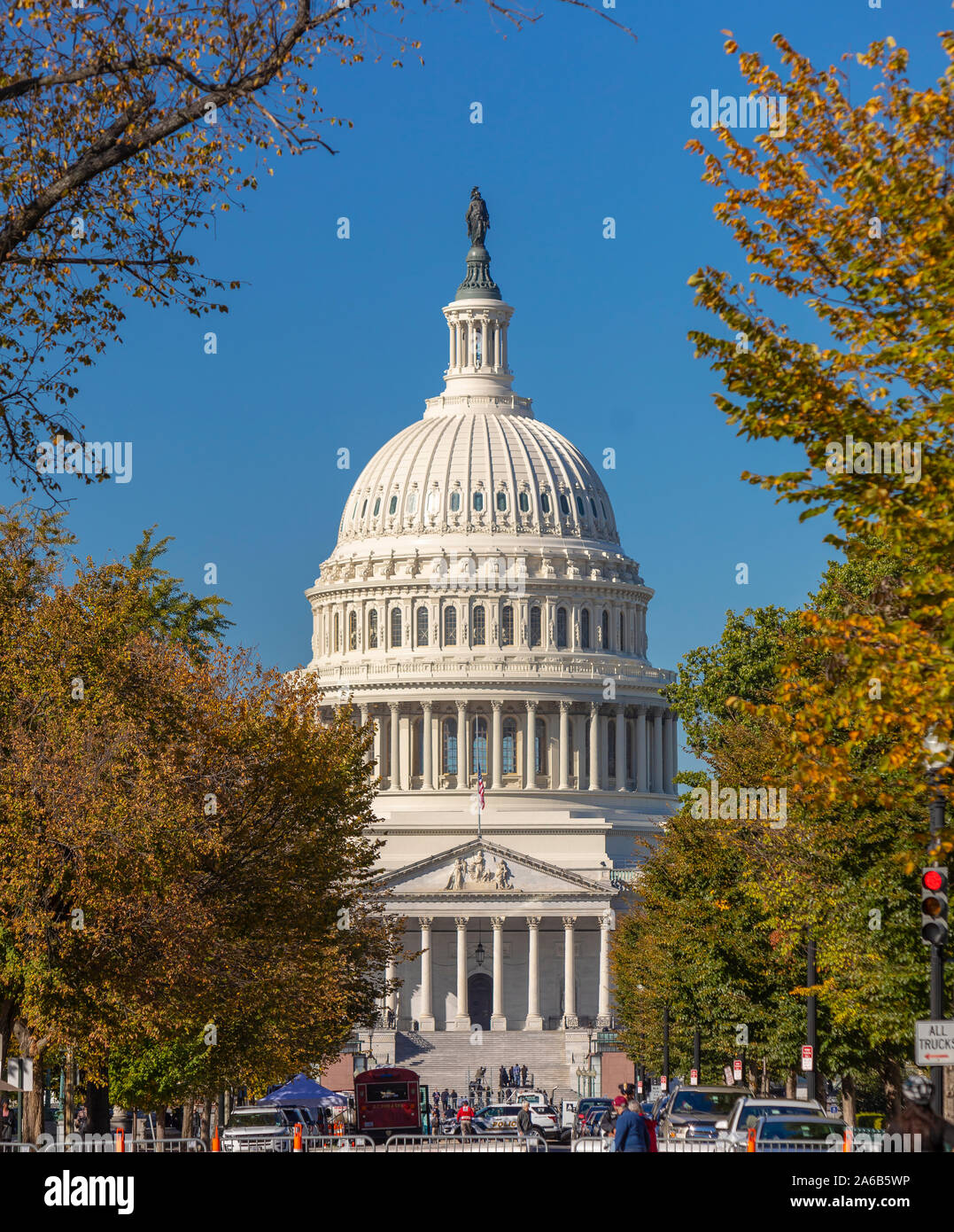 WASHINGTON, DC, USA - United States Capitol, siehe von East Capitol Street NE im Herbst. Stockfoto