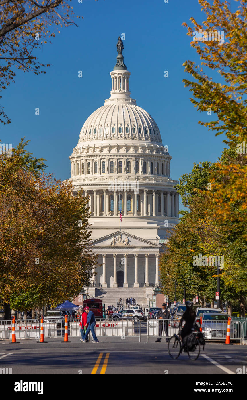 WASHINGTON, DC, USA - United States Capitol, siehe von East Capitol Street NE im Herbst. Stockfoto