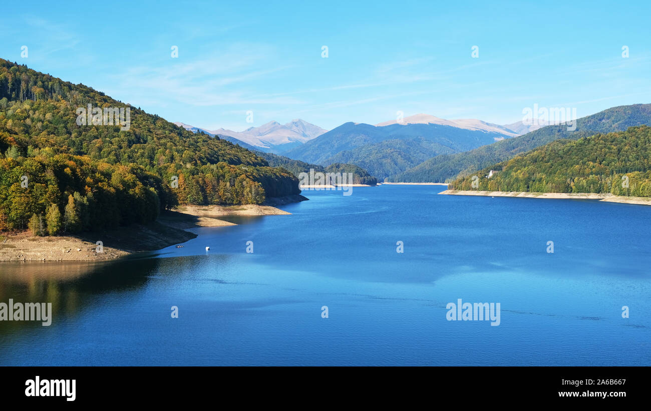 See Vidraru von vidraru Dam, Arges, Rumänien, mit Fagaras Berge in der Ferne, an einem klaren, sonnigen Herbsttag. Stockfoto