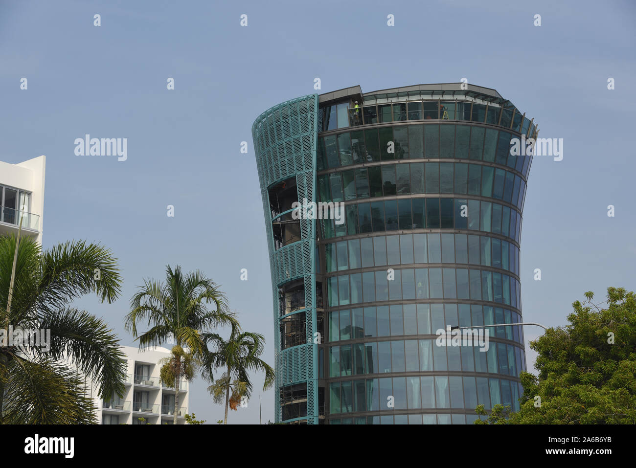 Moderne Architektur in Cairns, Australien umfasst den letzten Schliff auf der schönen neuen Crystalbrook Resort auf der Esplanade. Stockfoto