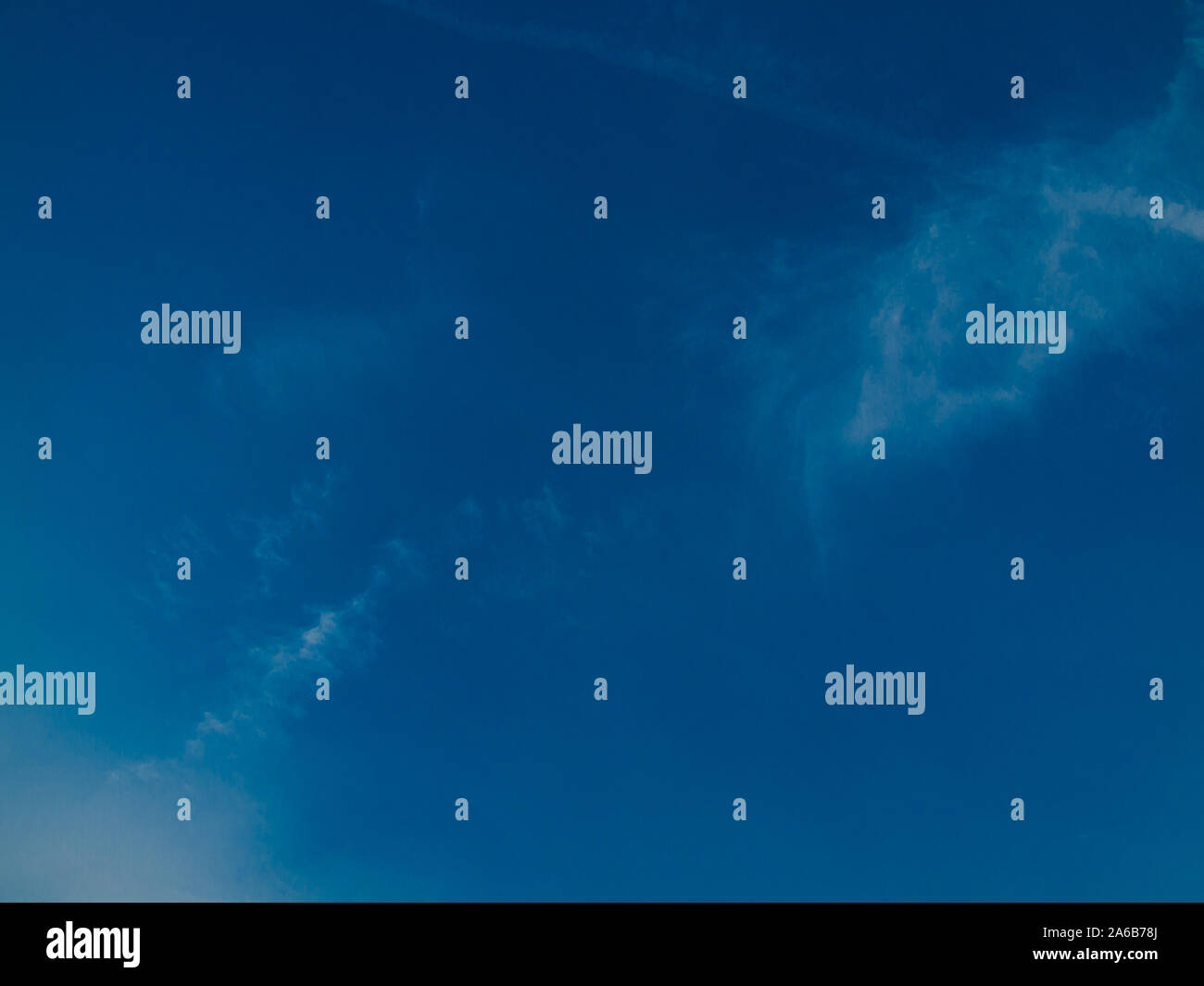 Sky Abdriften in eine leichte Brise, Wolken im Himmel Hintergrund. Stockfoto