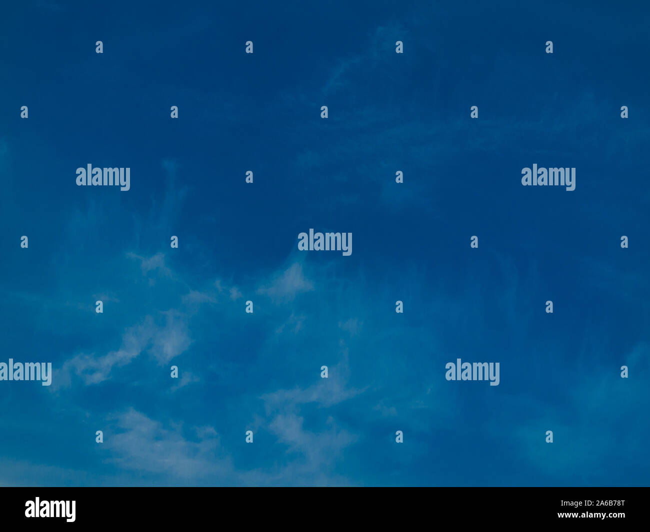 Sky Abdriften in eine leichte Brise, Wolken im Himmel Hintergrund. Stockfoto