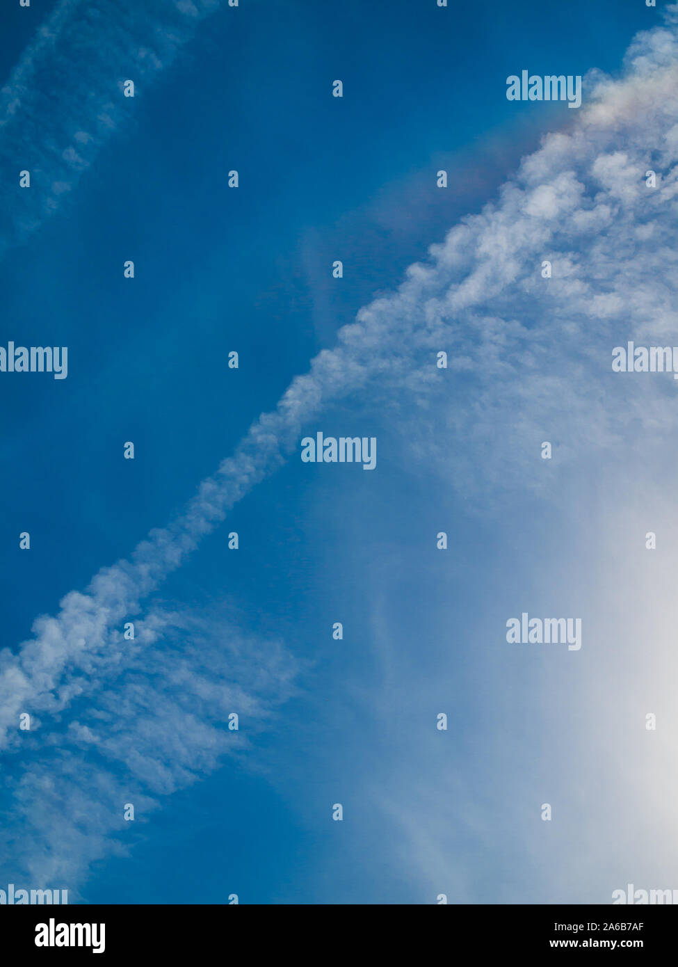 Sky Abdriften in eine leichte Brise, Wolken im Himmel Hintergrund. Stockfoto