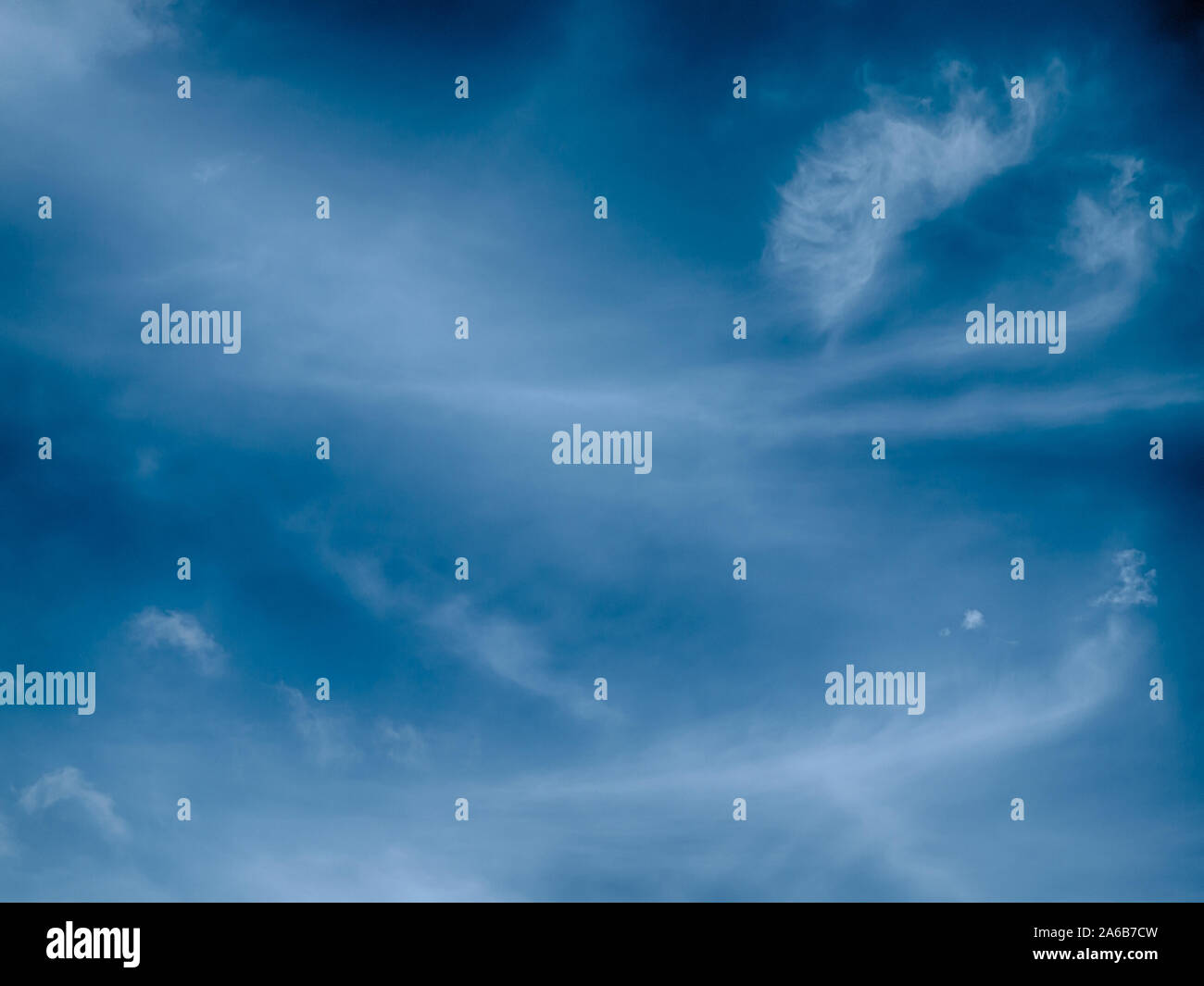 Sky Abdriften in eine leichte Brise, Wolken im Himmel Hintergrund. Stockfoto