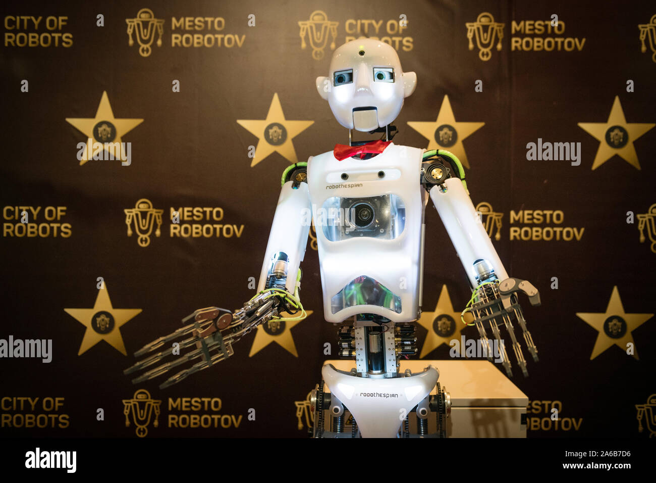 BRATISLAVA, SLOWAKEI - 25.Oktober 2019: Roboter THESPIAN seine Fähigkeiten demonstriert die Besucher in der Mall in Bratislava, Slowakei Stockfoto