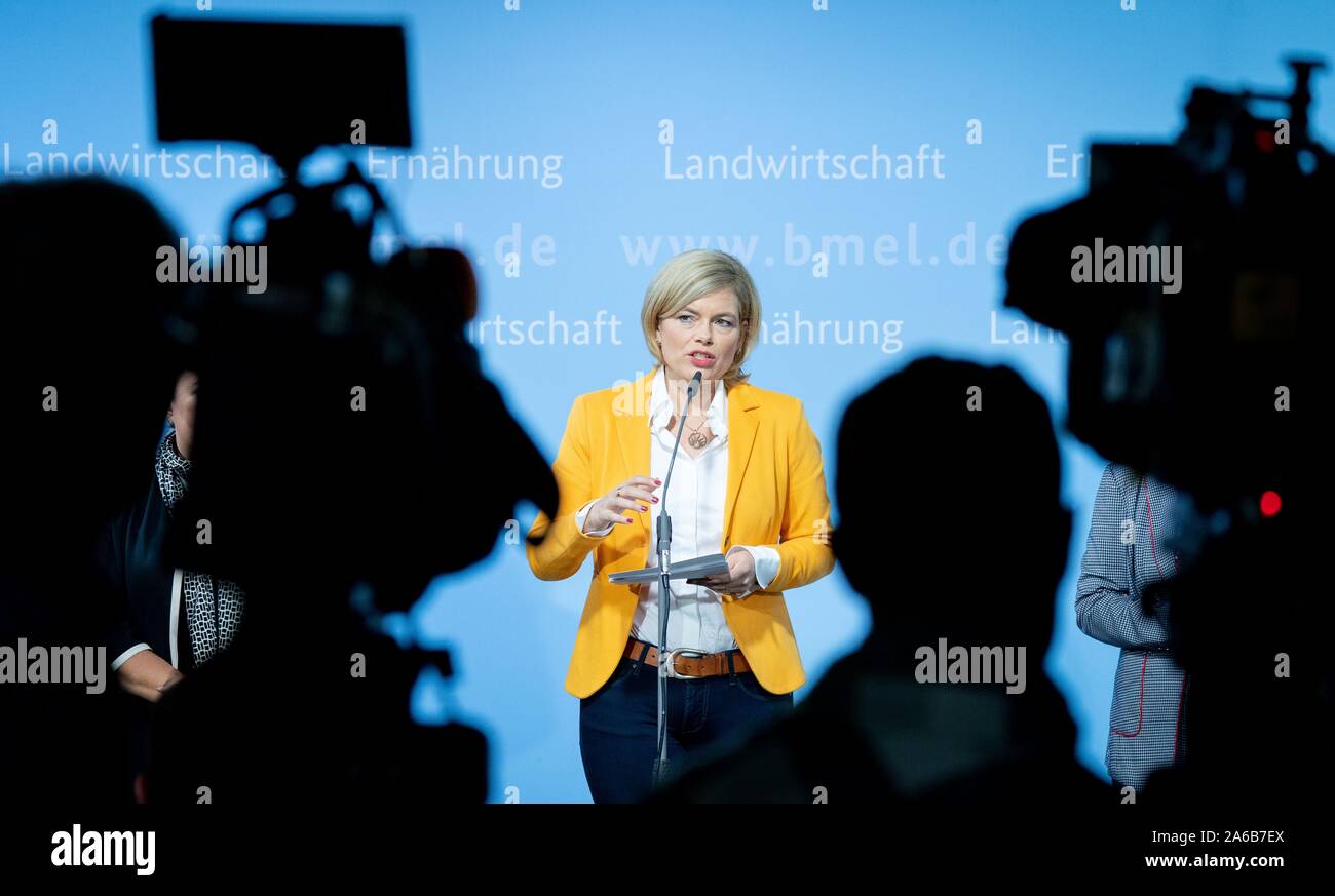 Berlin, Deutschland. 25 Okt, 2019. Julia Klöckner (CDU), Bundesminister für Ernährung und Landwirtschaft, gibt eine Pressekonferenz im Bundesministerium für Ernährung und Landwirtschaft. Sie stellten die Auswirkungen der jüngsten Rückrufaktionen für kontaminierte Lebensmittel. Credit: Kay Nietfeld/dpa/Alamy leben Nachrichten Stockfoto