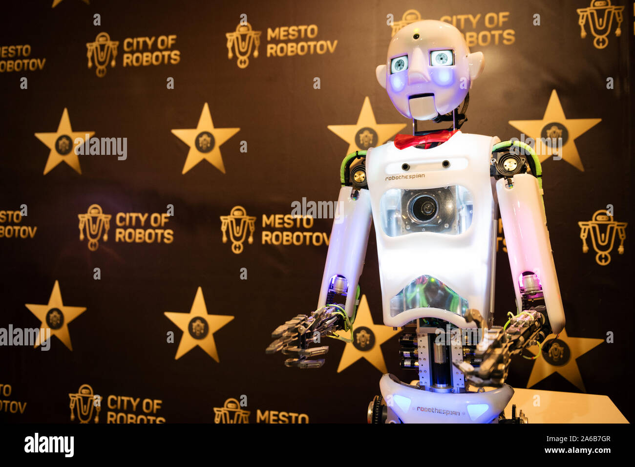 BRATISLAVA, SLOWAKEI - 25.Oktober 2019: Roboter THESPIAN seine Fähigkeiten demonstriert die Besucher in der Mall in Bratislava, Slowakei Stockfoto