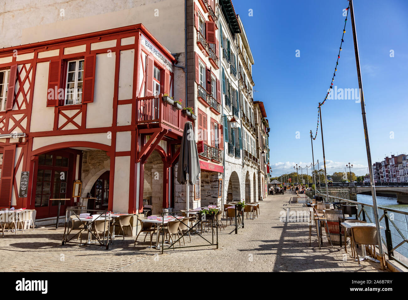 Bayonne, Frankreich - 06 September 2019 - Ansicht des Restaurants und der Nive der Stadt Bayonne. Stockfoto