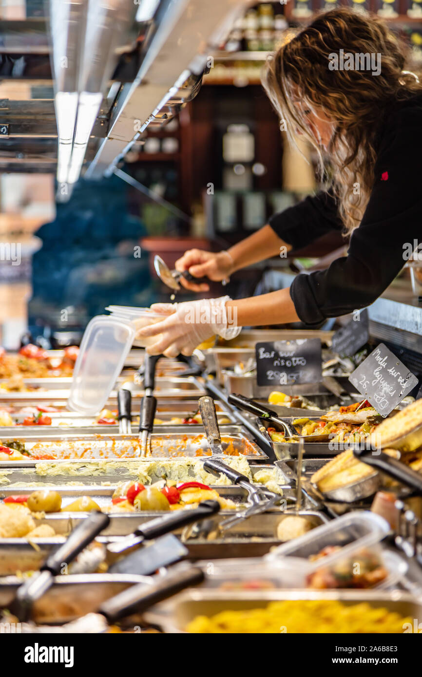 Saint-Jean-de-Luz, Frankreich - September 08, 2019 - Blick auf einen caterer Essen in der Halle serviert Stockfoto