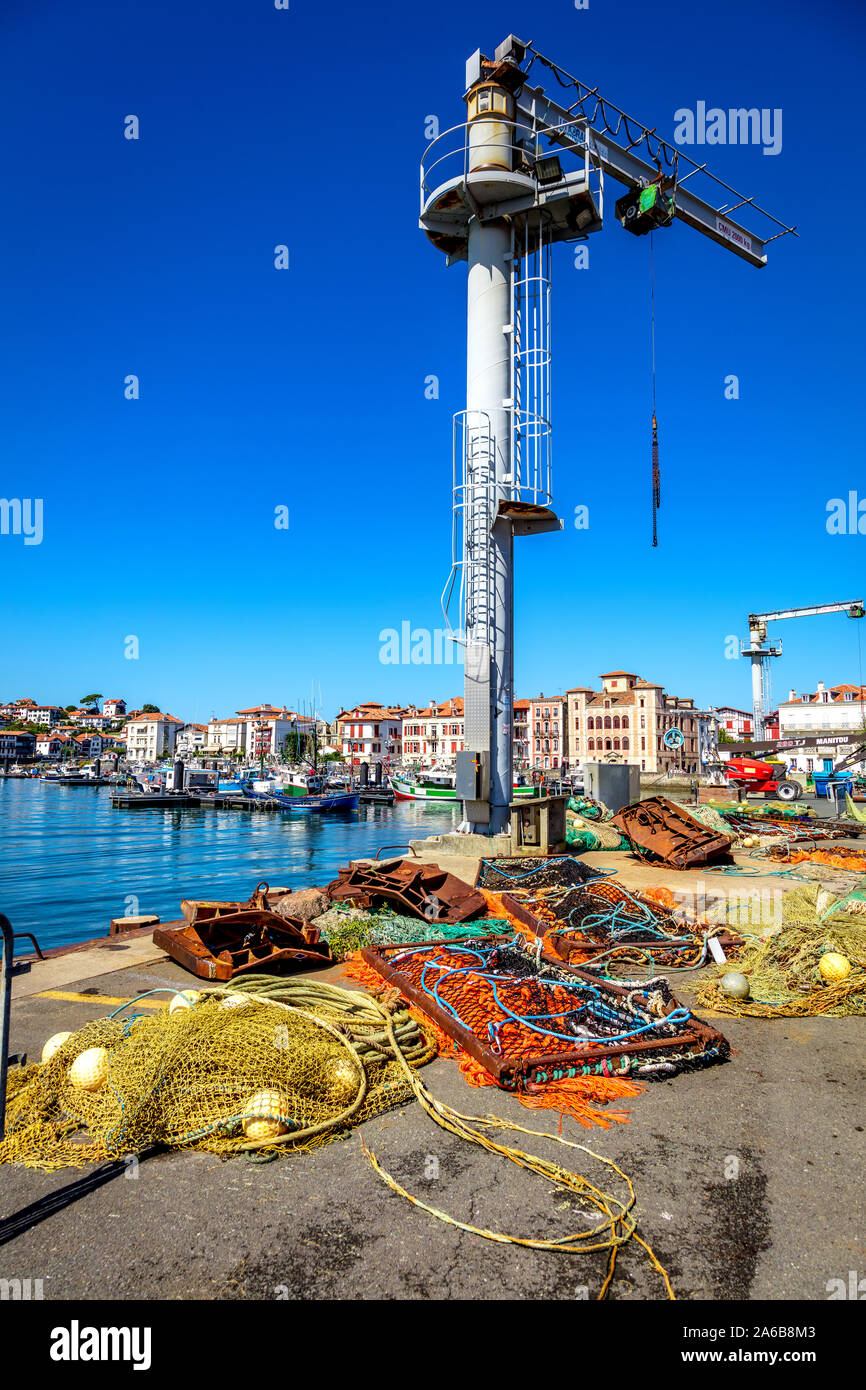 Saint-Jean-de-Luz, Frankreich - September 08, 2019 - Blick auf den Hafen, Häuser und Fischernetze Stockfoto