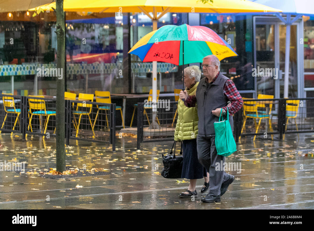 Preston, Lancashire. UK Wetter. 25 Okt, 2019. Schwere duschen Grüße Käufer in der Innenstadt, mit weiteren Regenschauern für später am Tag prognostiziert. Kredit; MediaWorldImages/AlamyLiveNews Stockfoto