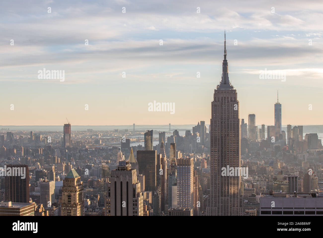 Sonnenuntergang Blick auf Manhattan Skyline und das Empire State Building von der Spitze des Felsens auf dem Rockefeller Center Stockfoto