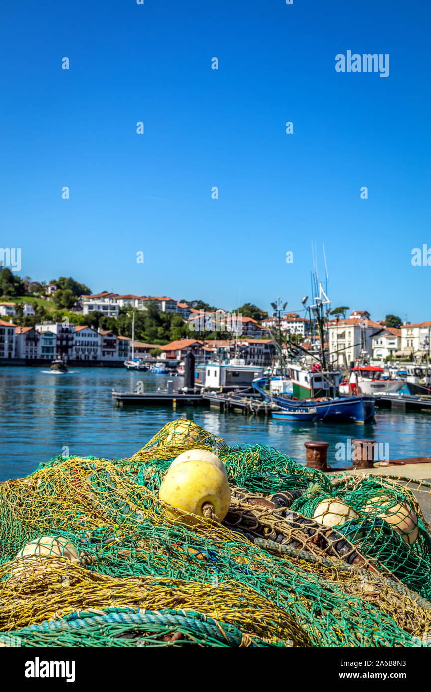 Saint-Jean-de-Luz, Frankreich - September 08, 2019 - Blick auf den Hafen, Häuser und Fischernetze Stockfoto