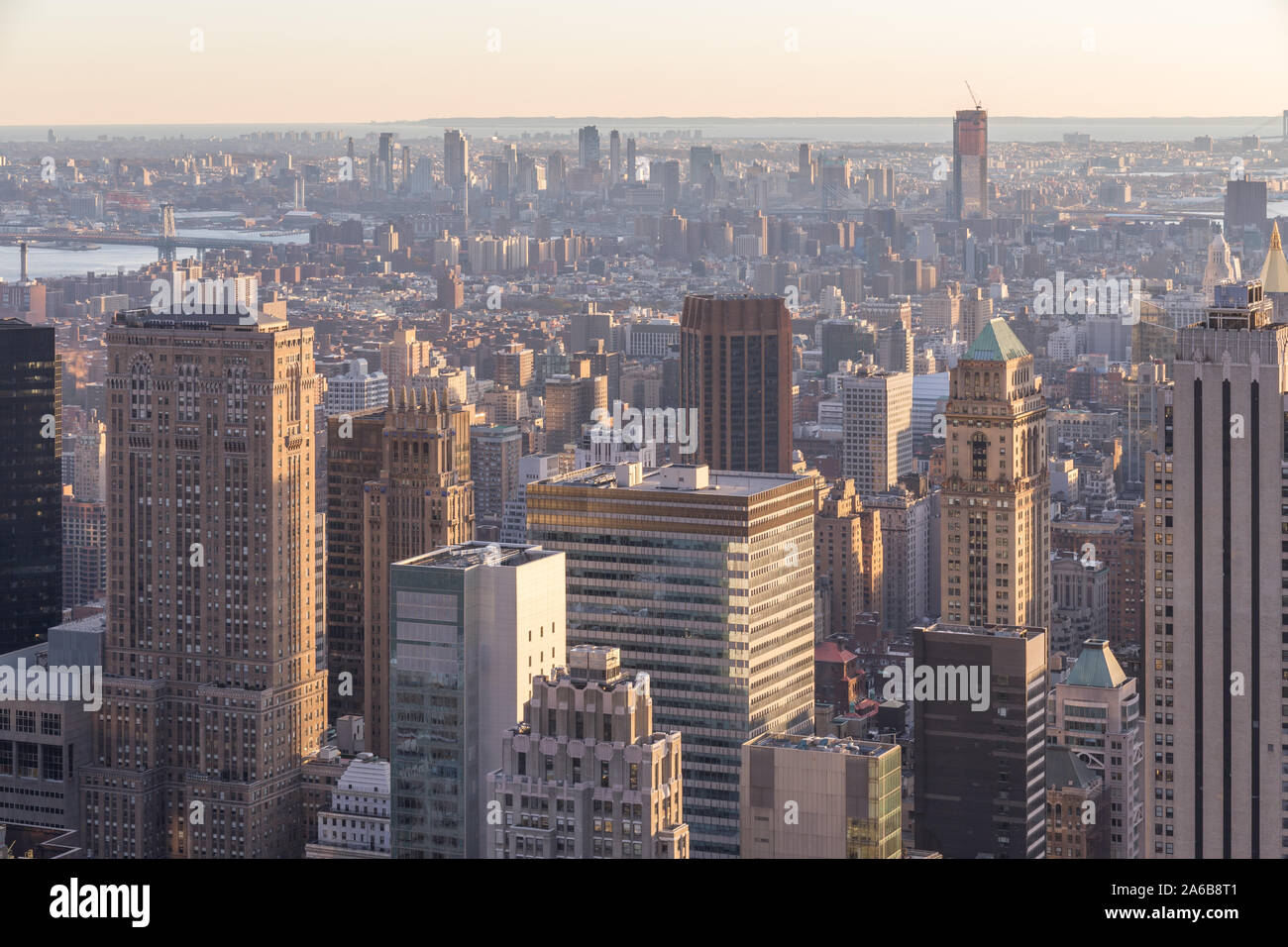 Sonnenuntergang Blick auf Manhattan Skyline und das Empire State Building von der Spitze des Felsens auf dem Rockefeller Center Stockfoto