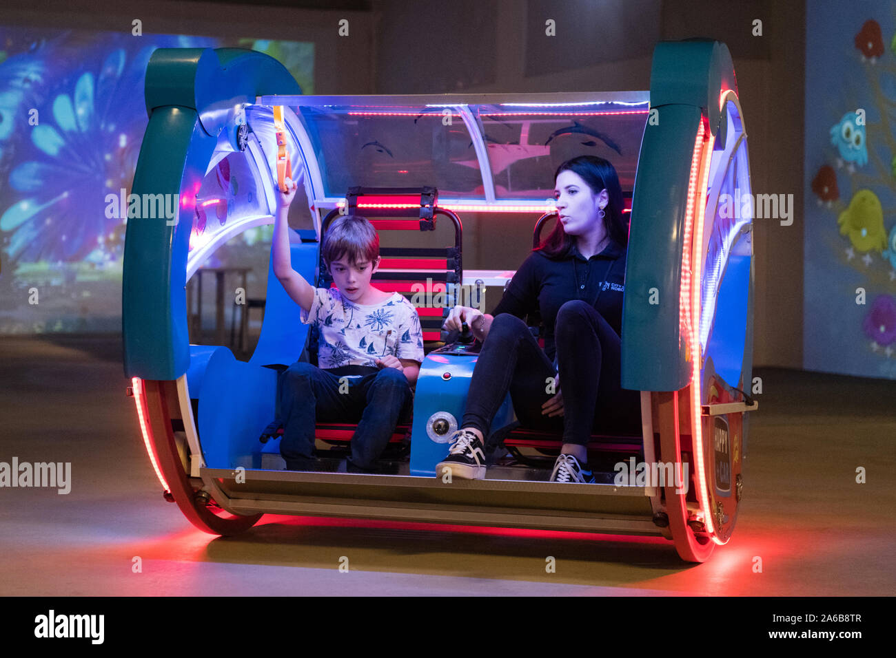 BRATISLAVA, SLOWAKEI - 25.Oktober 2019: Besucher in der Mall nehmen Fahrt auf riesigen elektroroller von der Größe eines Autos in Bratislava, Slowakei Stockfoto