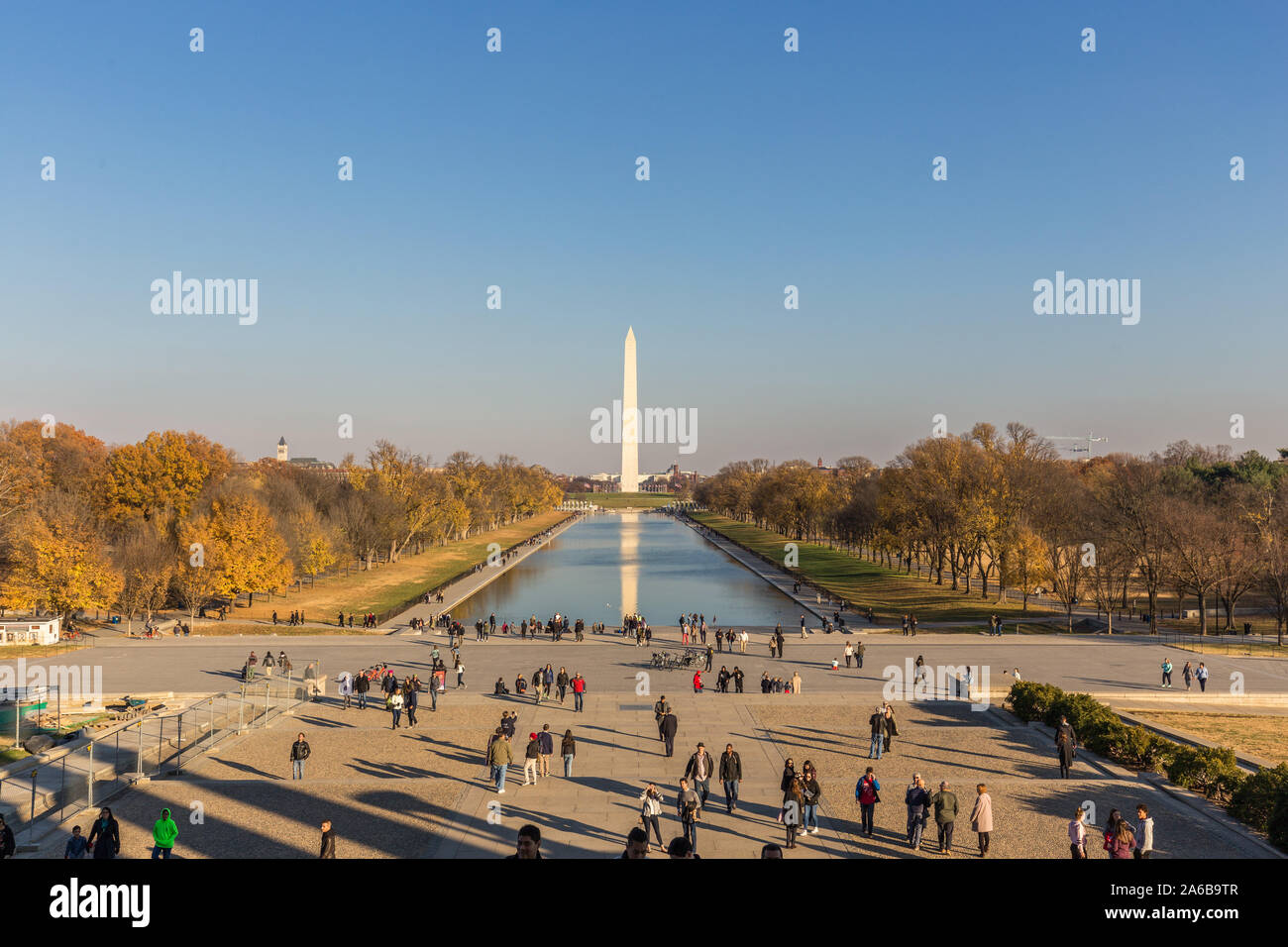 Sonnenuntergang Blick auf das Washington Monument mit goldenen Sonnenstrahlen und der Lincoln Memorial Reflecting Pool Stockfoto