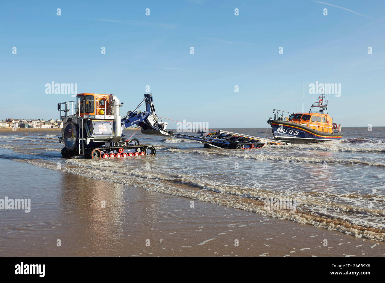 RNLI lifeboat 13-22 Einführung in South Jersey's Beach, East Yorkshire, Großbritannien, mit Hilfe der freiwilligen Marine Engineers. Stockfoto