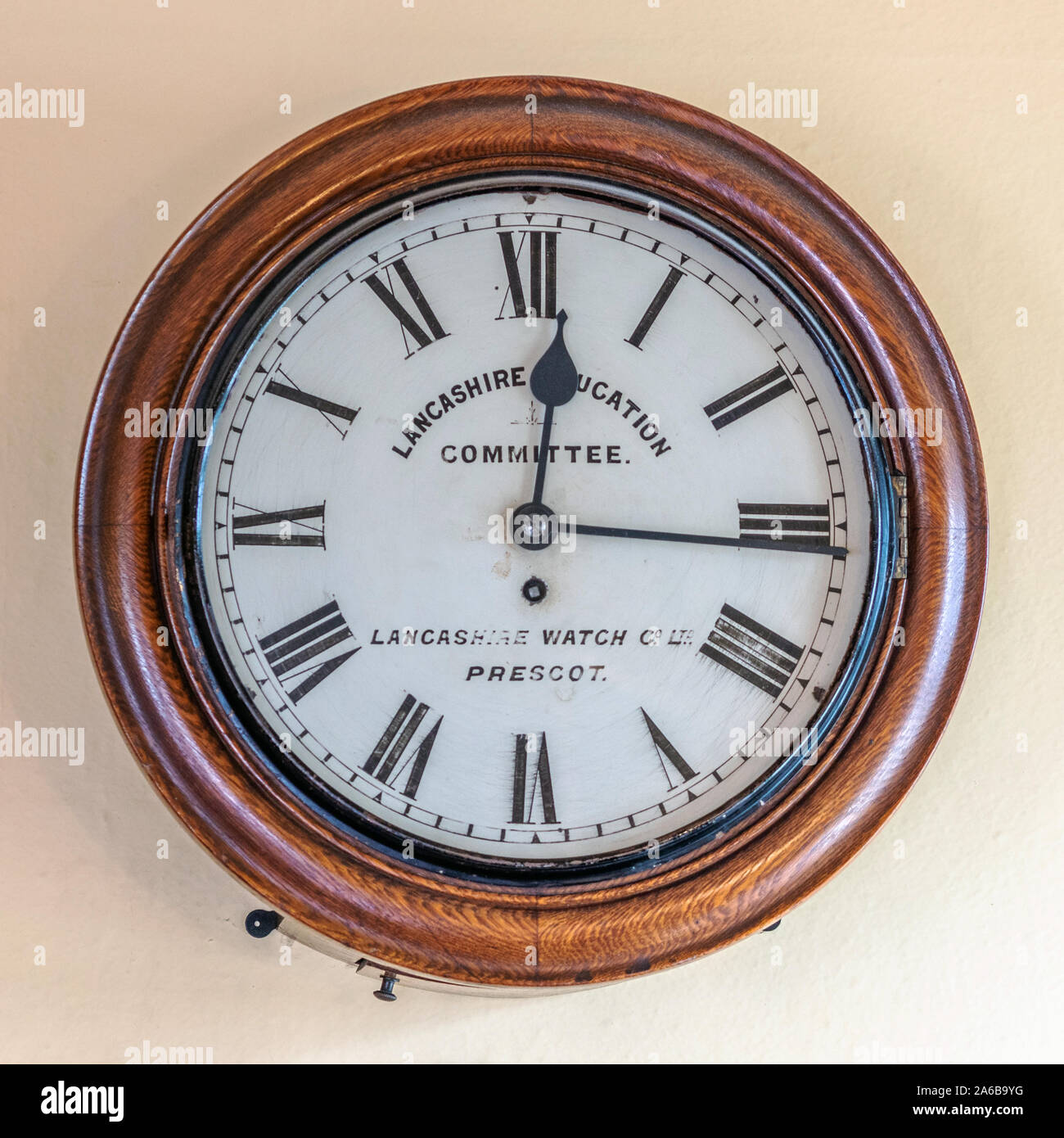Alte Uhr, die die Zeit als 16 Minuten nach zwölf. Stockfoto