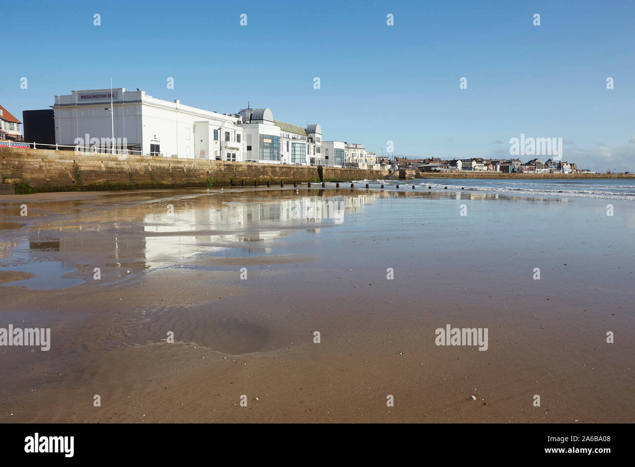 Bridlington spa Theater auf dem South Promenade vom Strand gesehen, East Yorkshire, England, Großbritannien Stockfoto