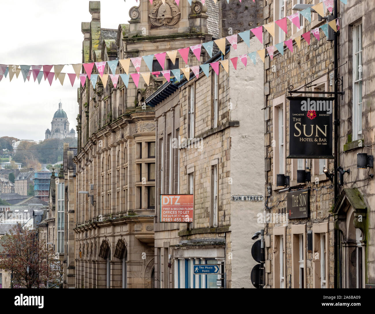 Church Street mit der Ashton Memorial im Hintergrund, Lancaster, Lancashire, England, Großbritannien. Stockfoto