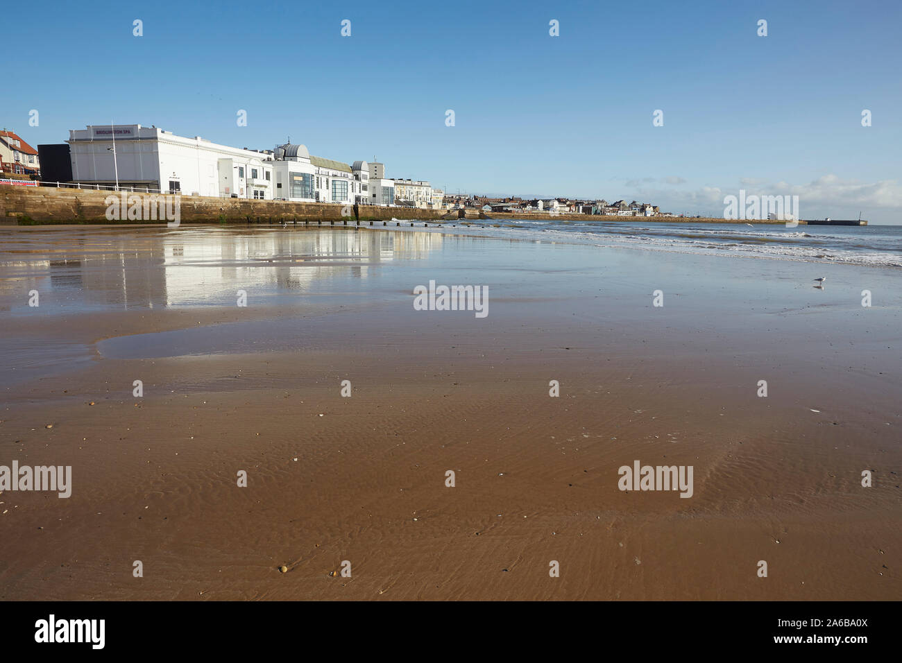 Bridlington spa Theater auf dem South Promenade vom Strand gesehen, East Yorkshire, England, Großbritannien Stockfoto