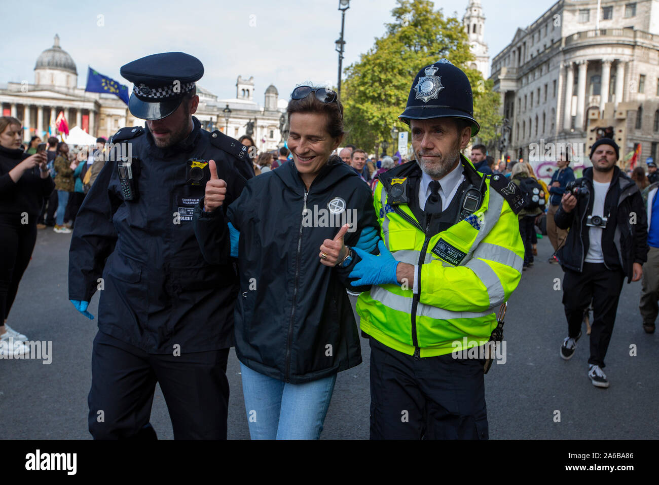 London, 10. Oktober 2019, vom Aussterben Rebellion Demonstration und Besetzung des Trafalgar Square. Polizei in der Menschenmenge in der Straße, Verhaftungen vorzunehmen. Stockfoto