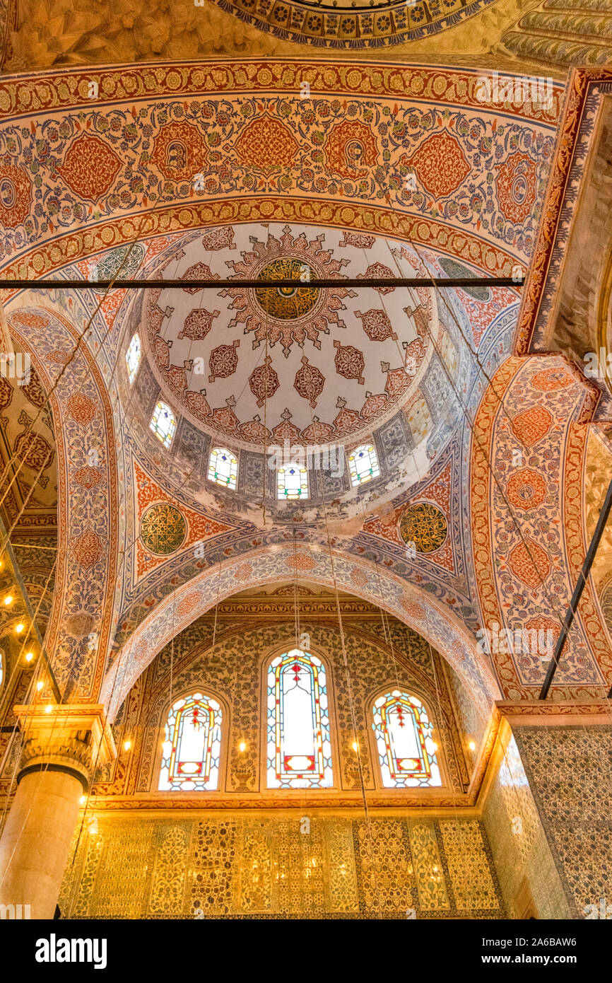 ISTANBUL TÜRKEI Sultan Ahmed oder blaue Moschee innen aufwendig verzierten Bögen und Kuppel Stockfoto