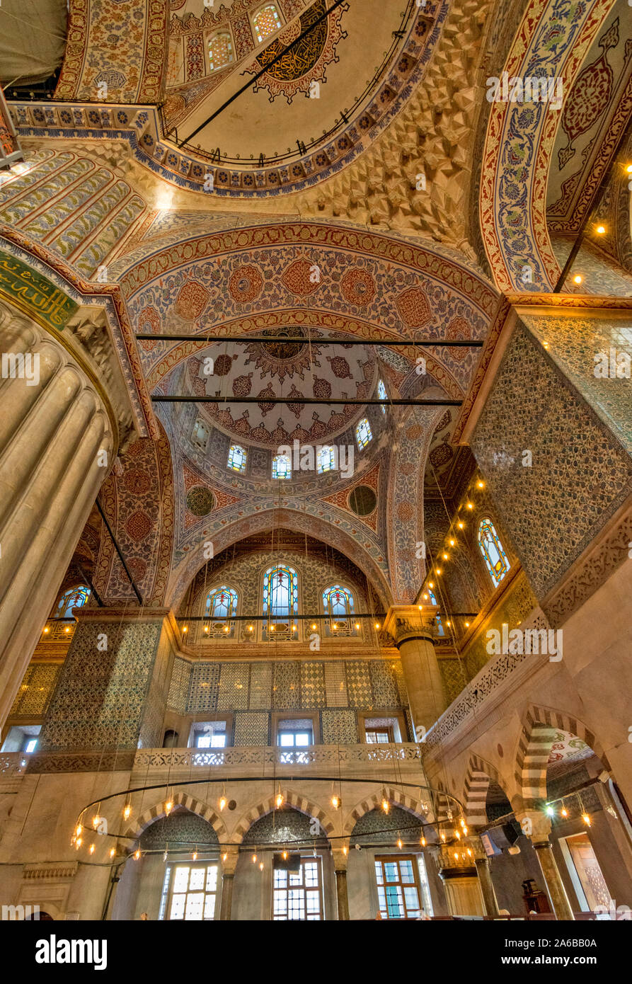ISTANBUL TÜRKEI Sultan Ahmed oder blaue Moschee innen aufwendig verzierten Kuppel und Decke Stockfoto