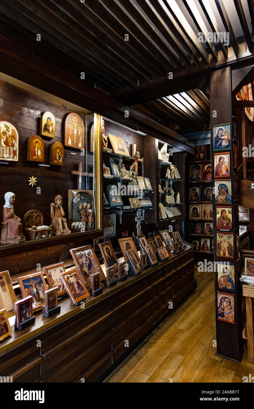 LOURDES - Juni 15, 2019: Religiöse Symbole von einem Geschäft in der Stadt Lourdes, Frankreich Stockfoto