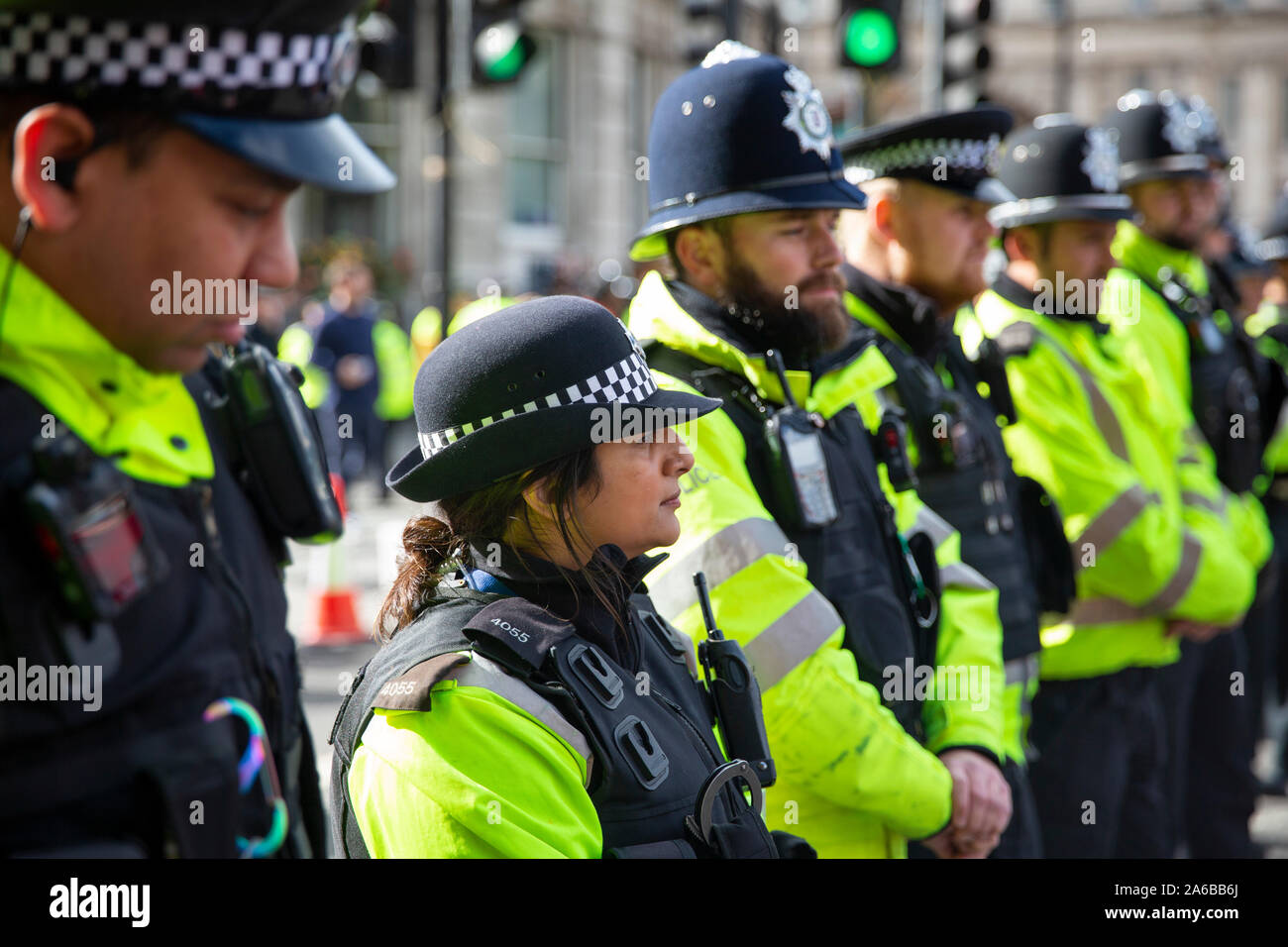 London, 10. Oktober 2019, Polizei in blockieren den Zugriff auf Whiehall während der Demonstration das Aussterben der Rebellion und der Besetzung des Trafalgar Square. Stockfoto