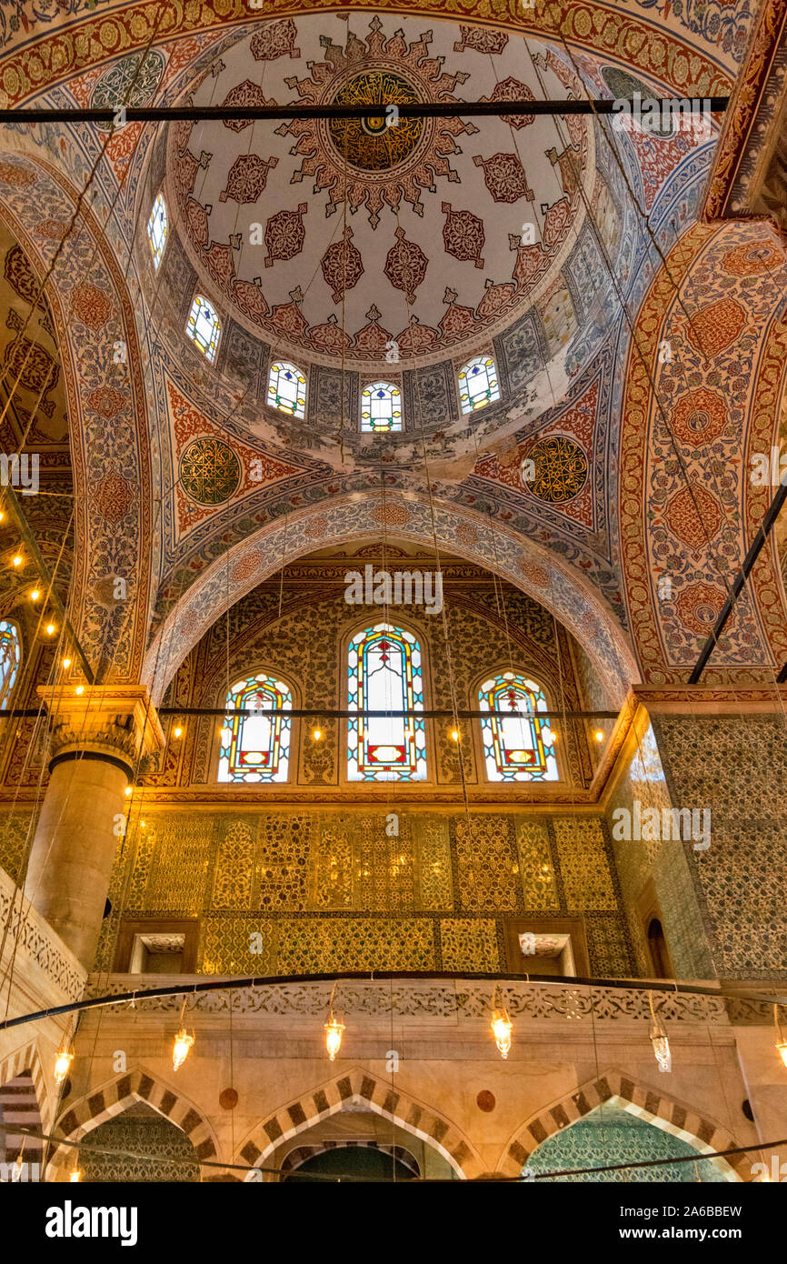 ISTANBUL TÜRKEI Sultan Ahmed oder blaue Moschee Innenraum die dekorierte Bögen und Kuppel Stockfoto