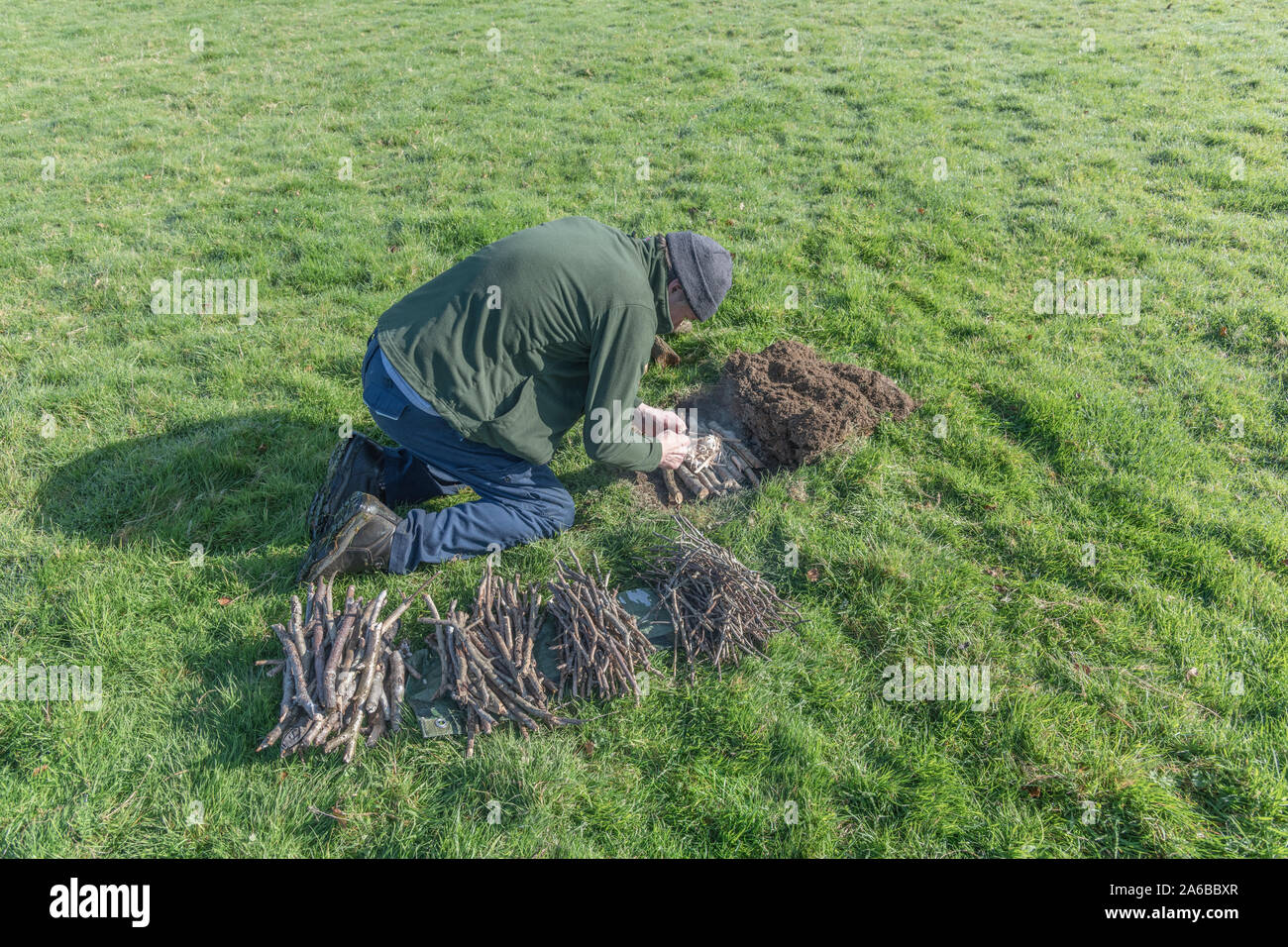 Sequenzielle Reihe von Gebäude und Beleuchtung Überlebensbrand oder Lagerfeuer. Notfallfeuer, Vorbereitung, Überlebensfähigkeiten, Feuerstelle. Siehe Erläuterungen. Stockfoto