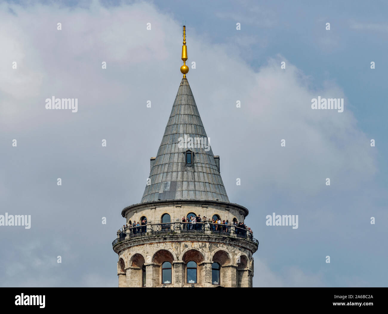 ISTANBUL TÜRKEI DER Galata Turm im Stadtteil Karakoy MENSCHEN AUF DER AUSSICHTSPLATTFORM AUF DER SPITZE DES turmes Stockfoto