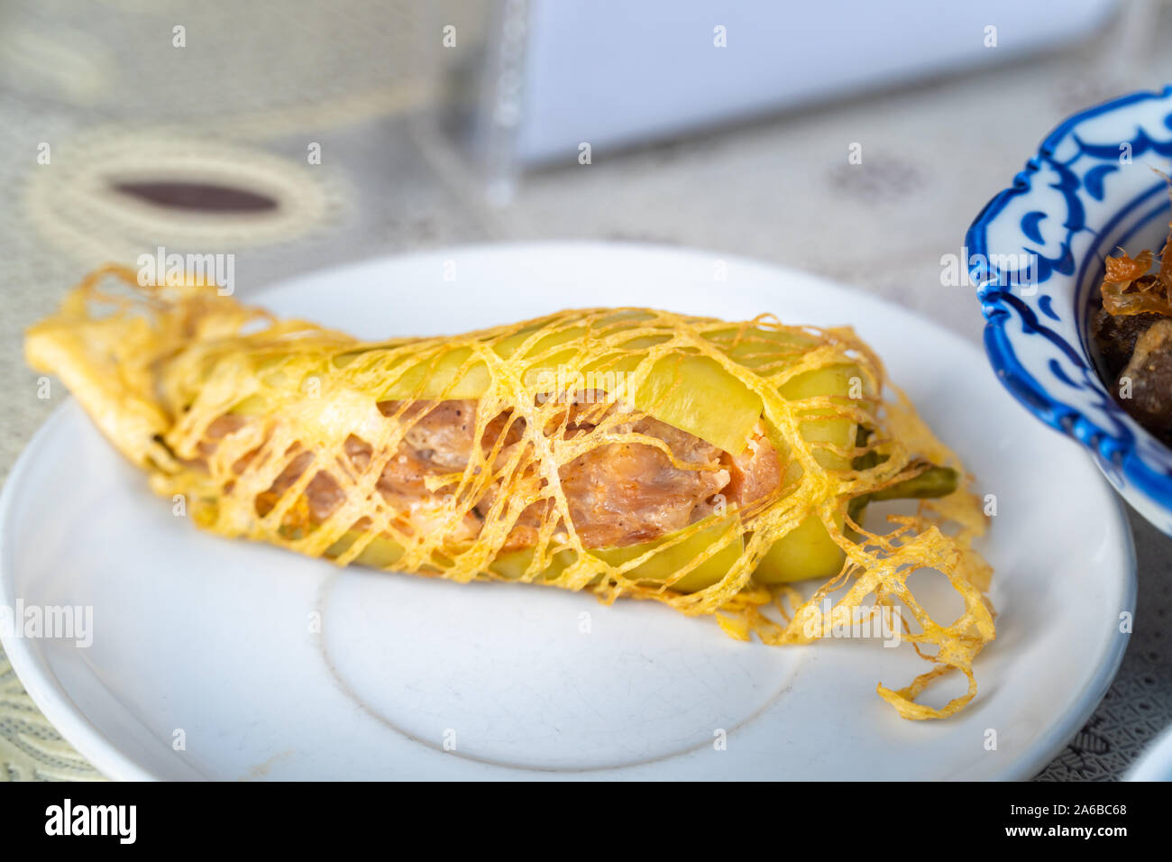 Paprika gefüllt mit Garnelen gegessen mit Khao Chae." Khao Chae" ist ein köstliches Menü aus Mon Kultur nach Thailand zu kühlen. Stockfoto