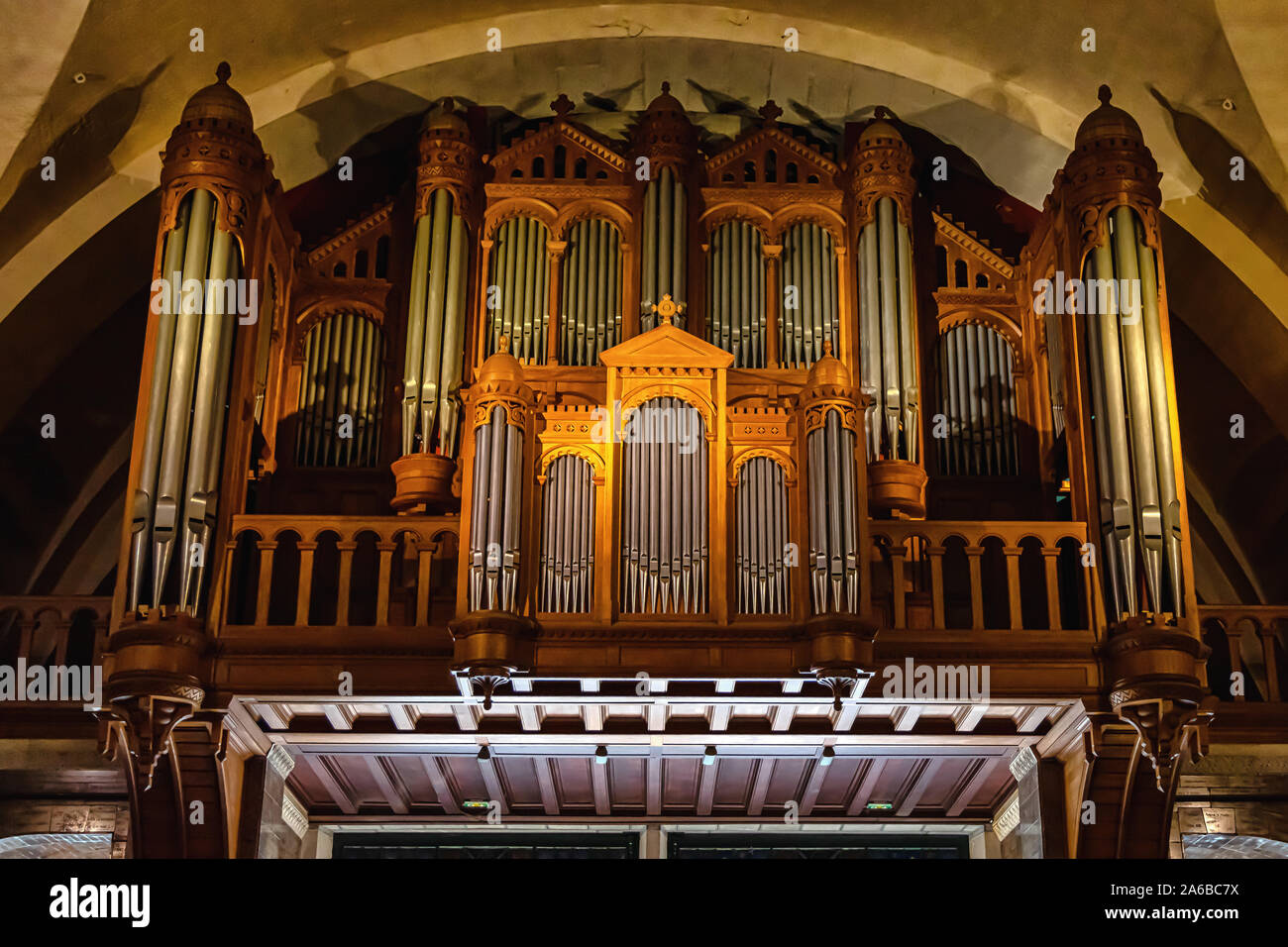LOURDES, Frankreich - Juni 15, 2019: Innenansicht des massiven Pipe Organ innerhalb der Rosenkranz-basilika in Lourdes. Stockfoto