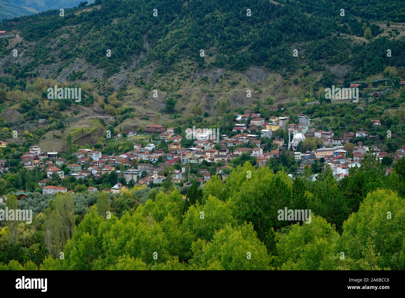 Gürle ist ein ruhiges Dorf zwischen İznik See und Gemlik Bay, mit dem Rücken zu den grünen Katırlı Berge. Stockfoto