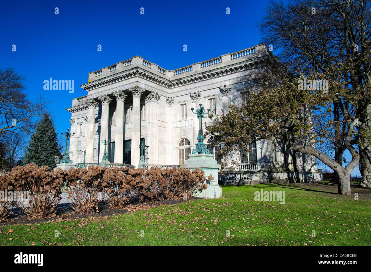 Der Haupteingang des historischen Marble House in Newport Rhode Island auf einem späten Herbst sonniger Tag. Stockfoto