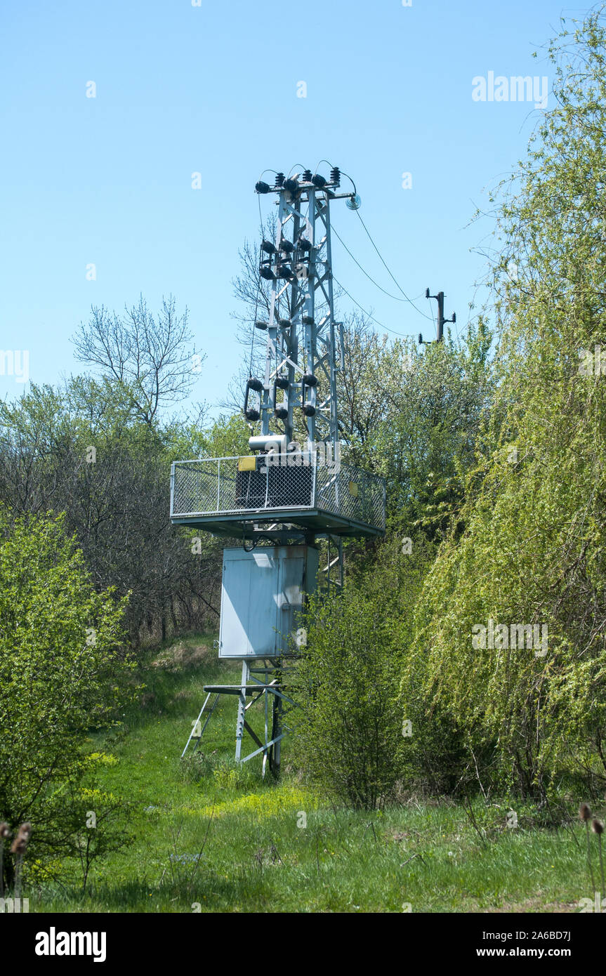 Kleine Landschaft transformator elektrische Unterstation in klaren sonnigen Tag Stockfoto