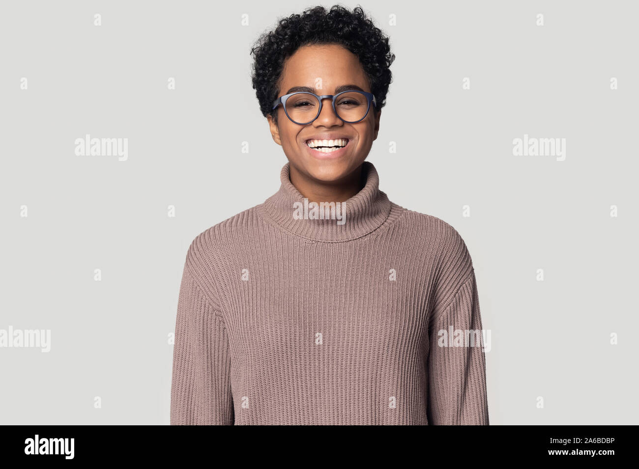 Kopf geschossen Porträt Lächeln Afrikanische amerikanische Mädchen mit Brille Stockfoto