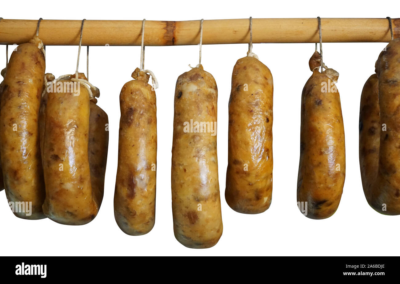 Bild der traditionellen portugiesischen Wurst alheira in eine Räucherkammer hängen isoliert auf weißem Hintergrund. Stockfoto