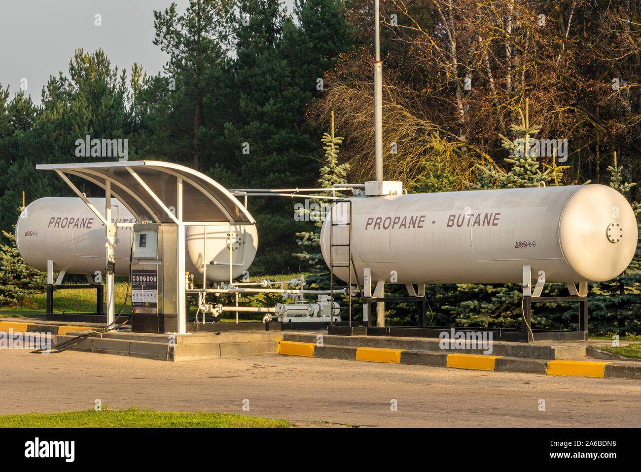 Große Propan Butan Gas Tanks oder Treibgastank in Tankstelle Stockfoto