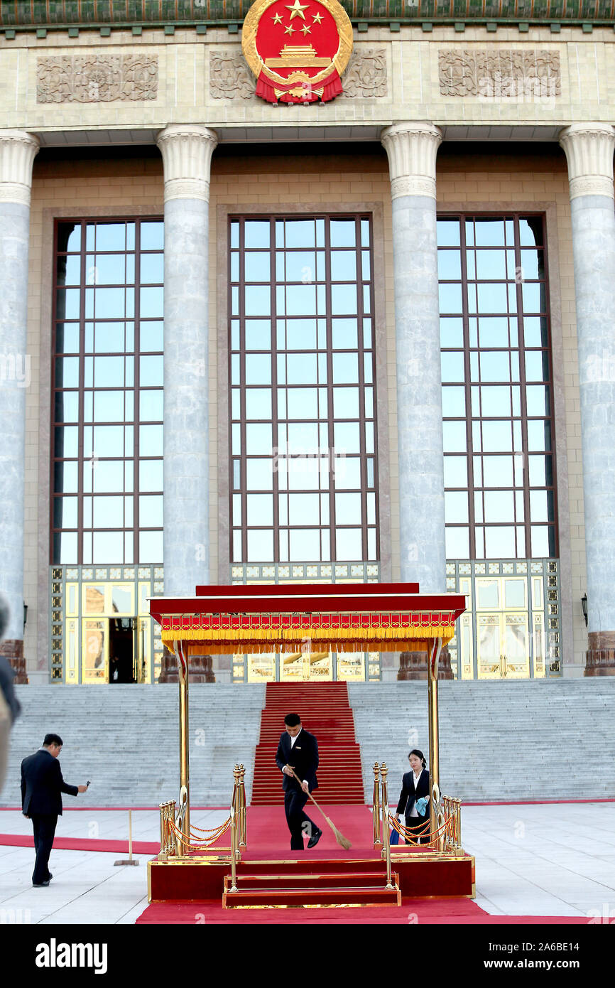 Peking, China. 25 Okt, 2019. Chinesische Regierung Arbeitnehmer reinigen Sie den roten Teppich und Podium vor einer begrüßungszeremonie für brasilianische Präsident Jair Bolsonaro in Peking am Freitag, 25. Oktober 2019. Bolsonaro sagte ein Forum, China und Brasilien" geboren wurden gemeinsam zu gehen" und die beiden Regierungen sind komplett in einer Weise, die über unsere kommerziellen und geschäftlichen Beziehungen erreicht ausgerichtet." Foto von Stephen Rasierer/UPI Quelle: UPI/Alamy leben Nachrichten Stockfoto